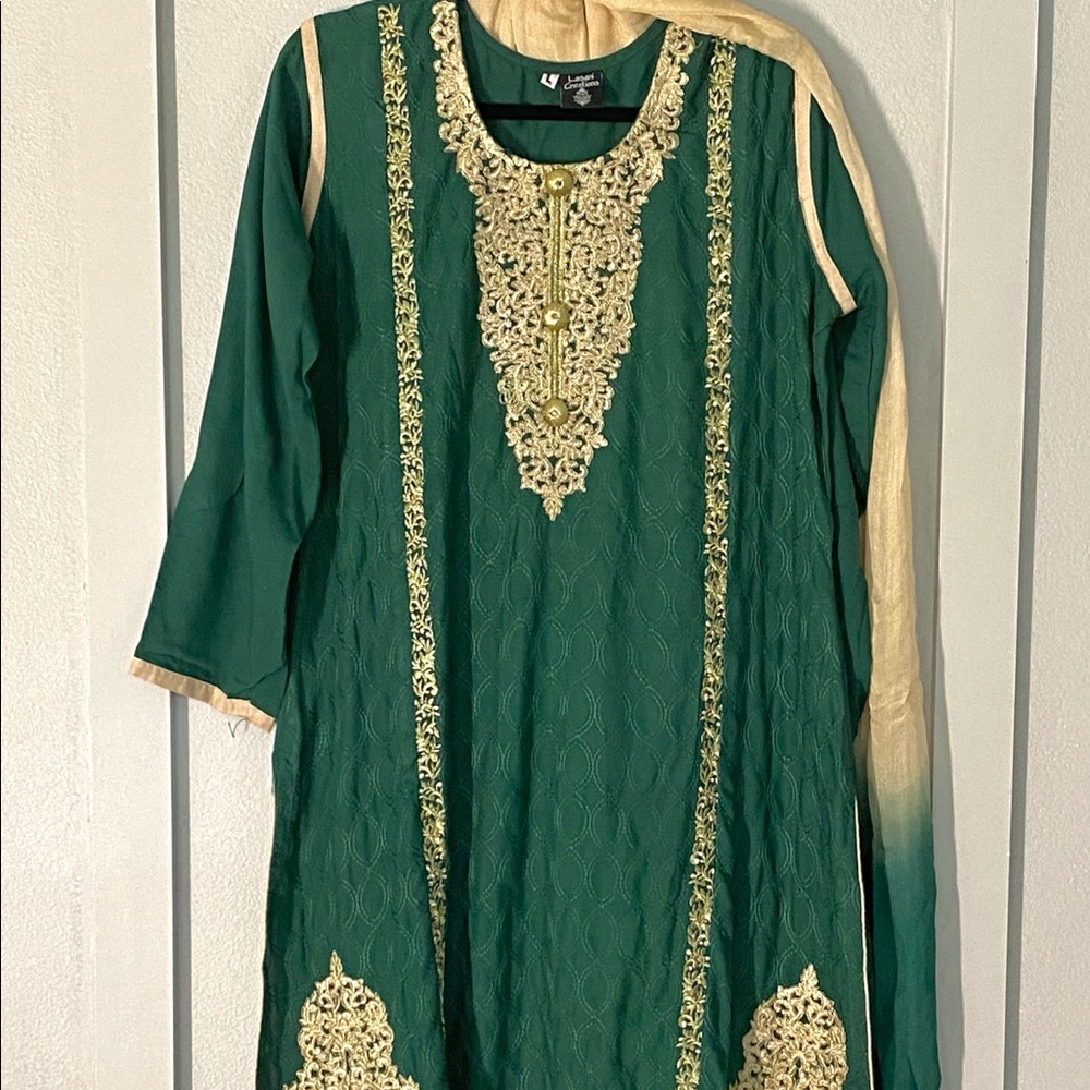 New 2 pc suit with embroidery